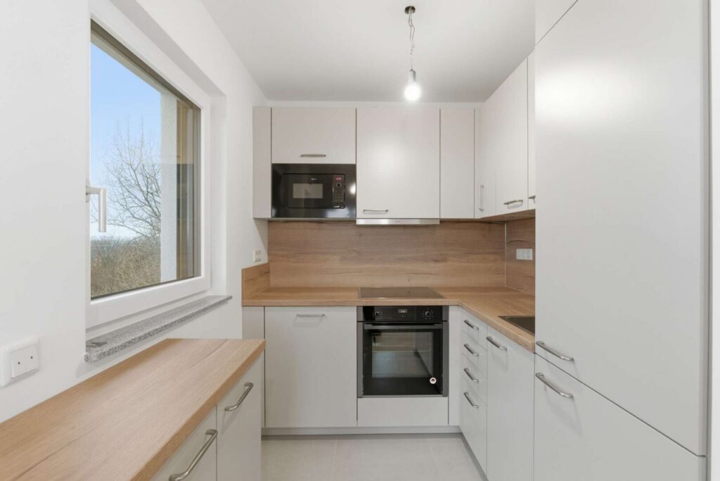 Offene Küche mit Einbauküche