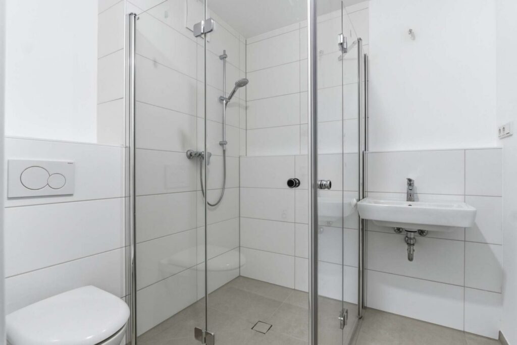 Modernes Duschbad-WC