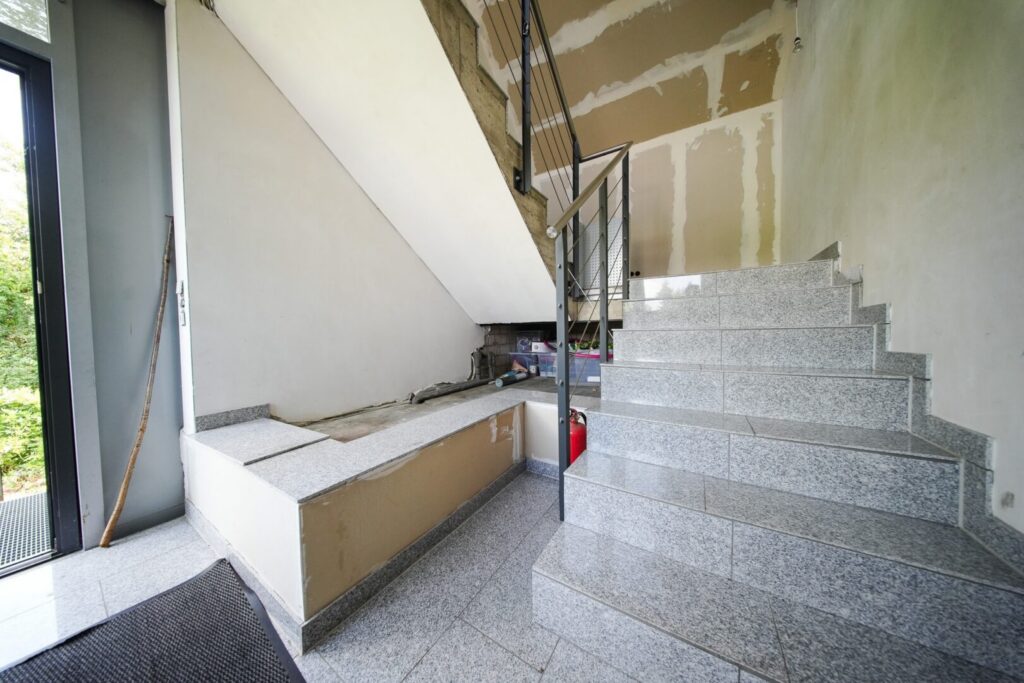 Treppenhaus zur separaten DG-Wohnung mit Verbindung zum 1. OG