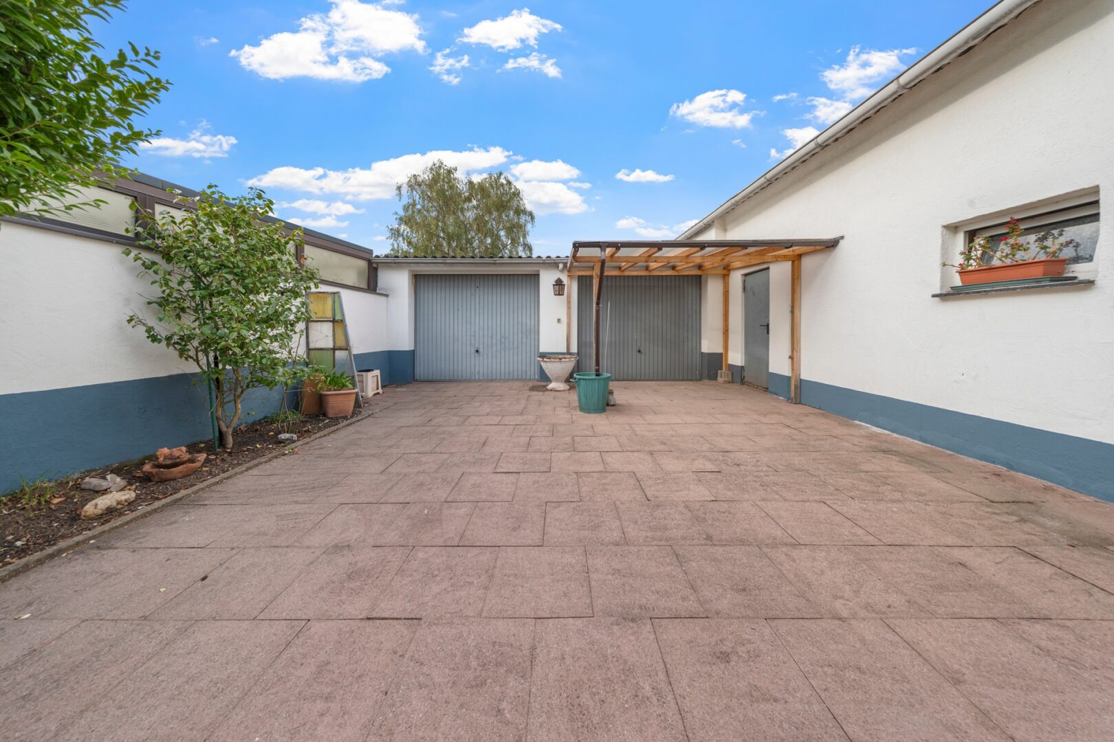 Garage und Hof