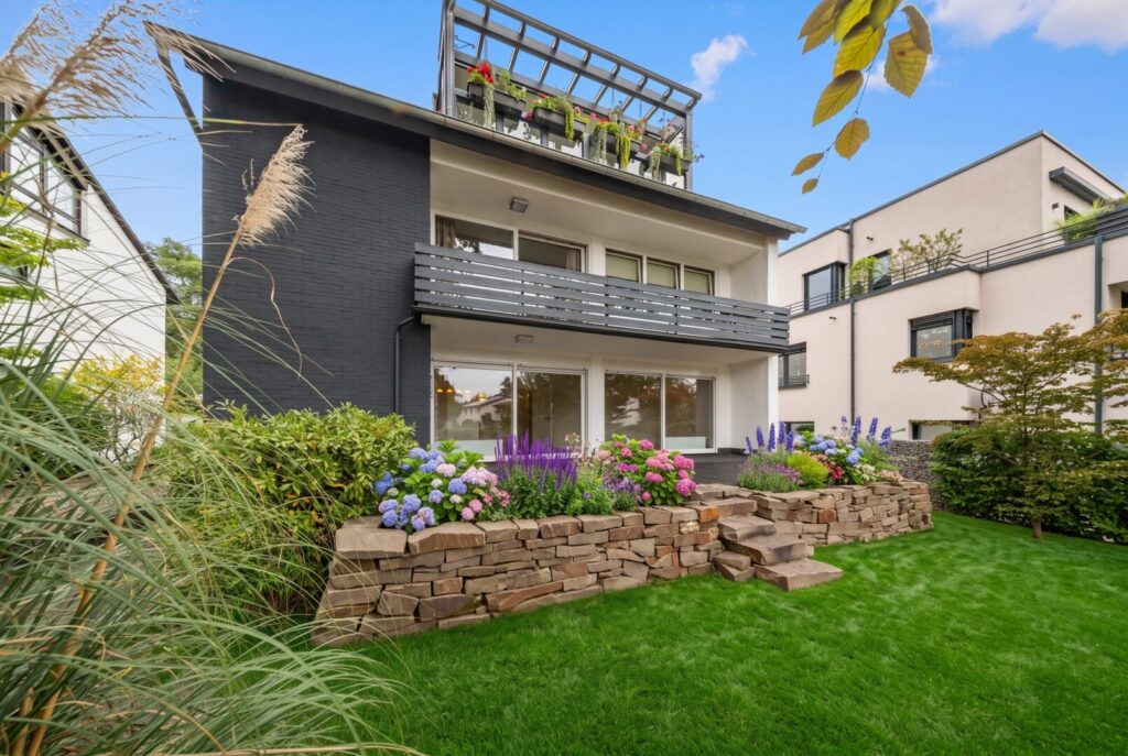 Garten mit Terrasse KI-generiert