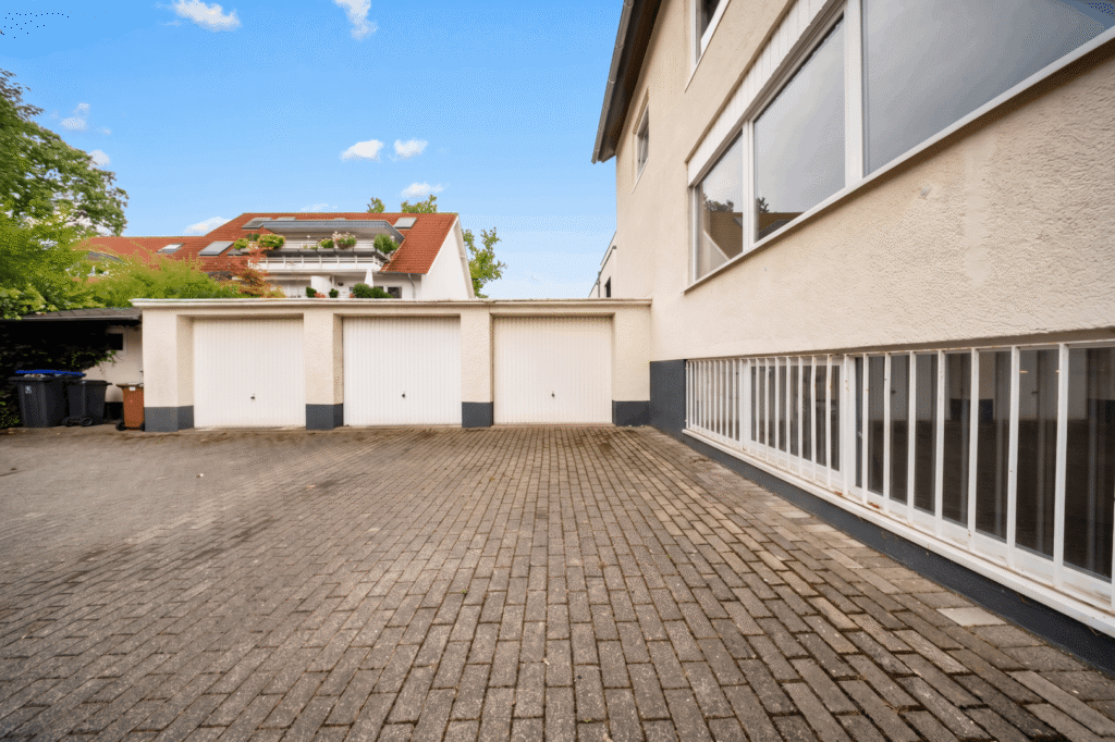Innenhof mit PKW-Garagen