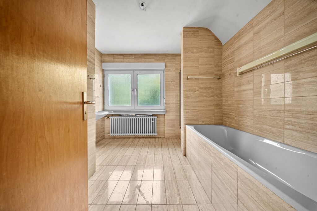Badezimmer mit Badewanne