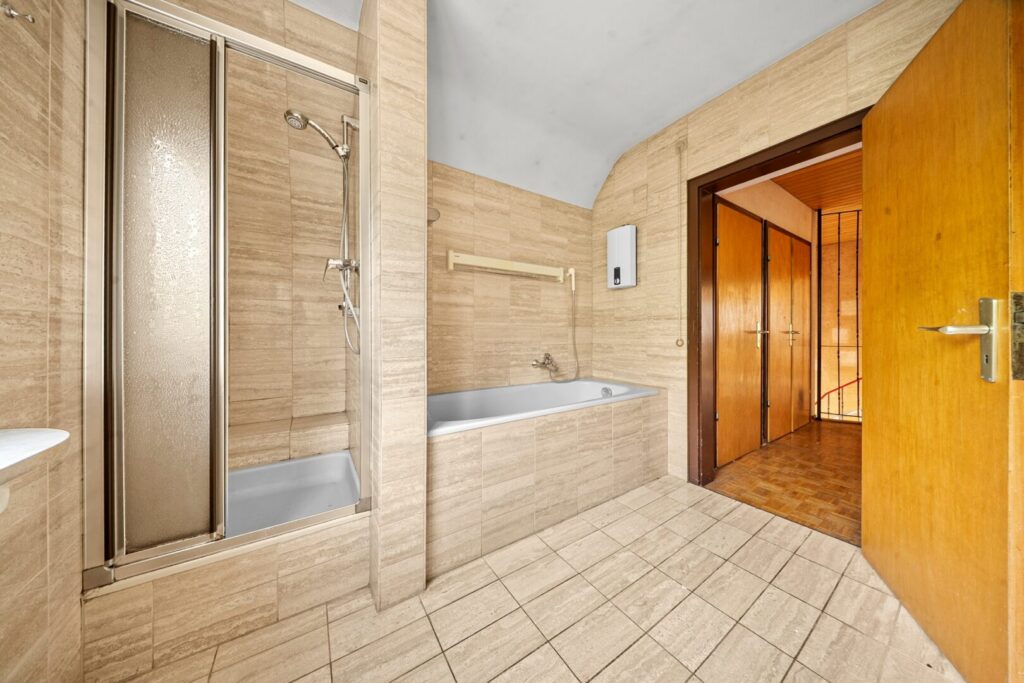 Badezimmer mit Badewanne