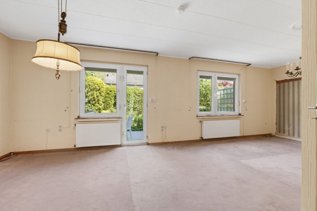 Wohnzimmer mit Gartenaustritt