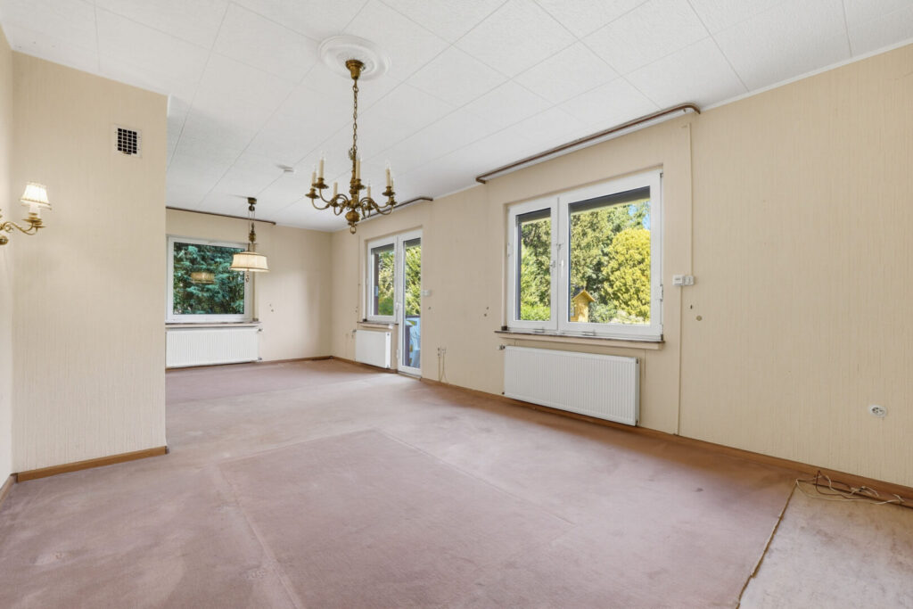 Wohnzimmer mit Gartenaustritt