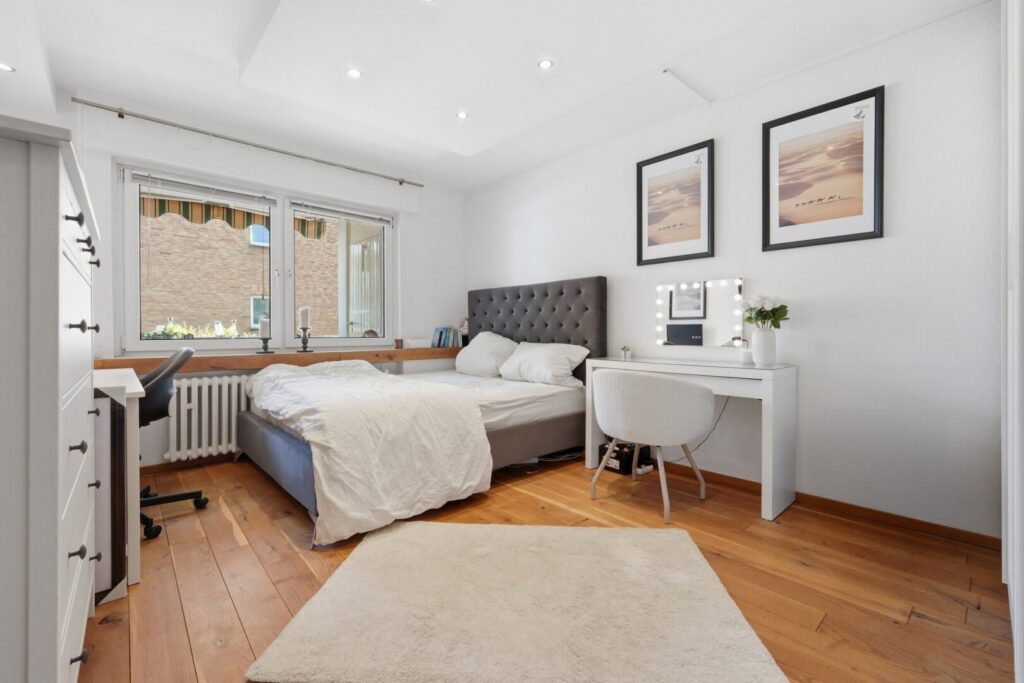 Schlafzimmer 1