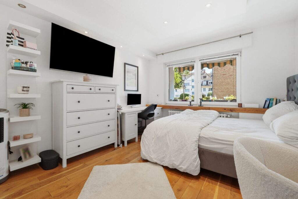Schlafzimmer 1